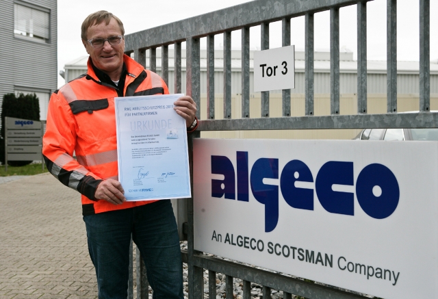 Ullrich Luthardt, EHS Manager*) von Algeco, präsentiert stolz die von RWE verliehene Urkunde für die Ullrich Luthardt, EHS Manager*) von Algeco, präsentiert stolz die von RWE verliehene Urkunde für die
