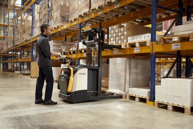 Der flexible Doppelstock-Stapler DT 3000 von Crown im Einsatz