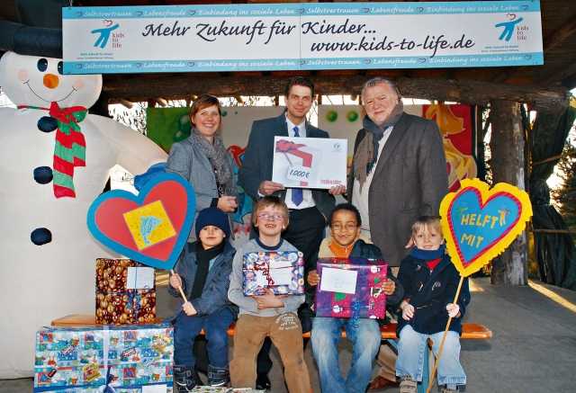 Übergabe des Spendenschecks und der Geschenke durch Trenkwalder-Geschäftsführer Tobias M. Schütze (M