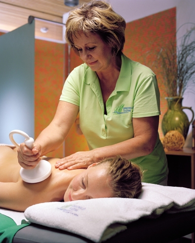Besucher der Spreewald Therme in Burg wissen die Warme Kräuterstempelmassage zu schätzen. Besucher der Spreewald Therme in Burg wissen die Warme Kräuterstempelmassage zu schätzen.