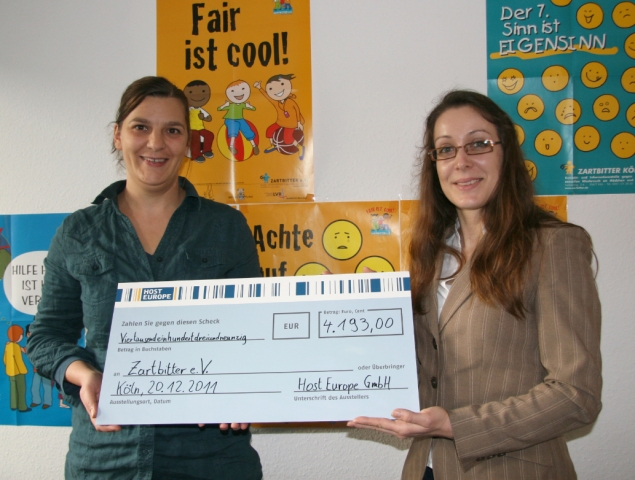 Janine Poullie, Corporate Social Responsibility Host Europe GmbH (rechts),überreicht die Weihnachts Janine Poullie, Corporate Social Responsibility Host Europe GmbH (rechts),überreicht die Weihnachts