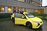 Der Opel Ampera ist auf dem Parkplatz des NWB Verlags vorgefahren.