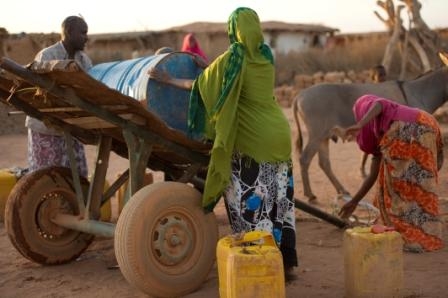 Wasserverteilung im Flüchtlingslager Wasserverteilung im Flüchtlingslager