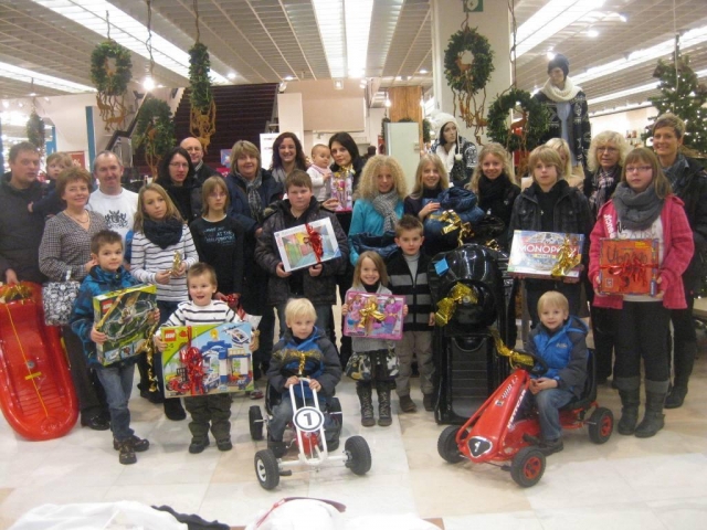 24 Weihnachtswünsche gingen dieses Jahr in der Kaufwelt BAUR in Erfüllung. Das Foto zeigt die glückl 24 Weihnachtswünsche gingen dieses Jahr in der Kaufwelt BAUR in Erfüllung. Das Foto zeigt die glückl