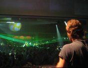 Howard Donald legt beim Summer Club als DJ auf.