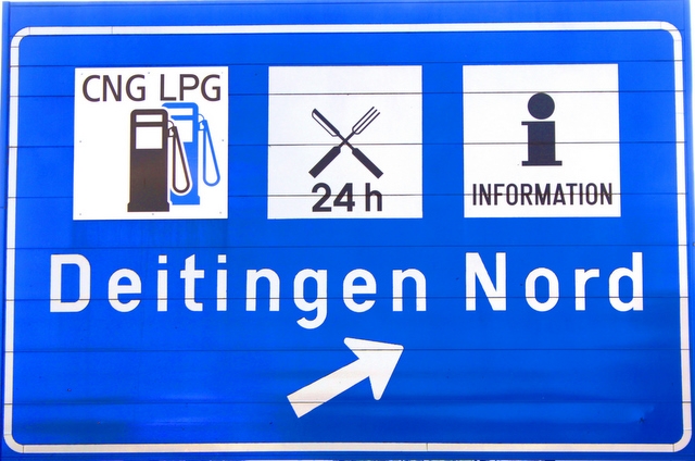 Hinweisschilder auf Autogastankstellen an Schweizer Autobahnen Hinweisschilder auf Autogastankstellen an Schweizer Autobahnen