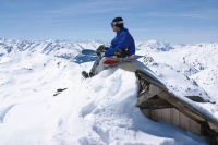 Snowboarder bei Rast auf Hüttendach (Kitzbüheler Alpen - Brixental) Snowboarder bei Rast auf Hüttendach (Kitzbüheler Alpen - Brixental)