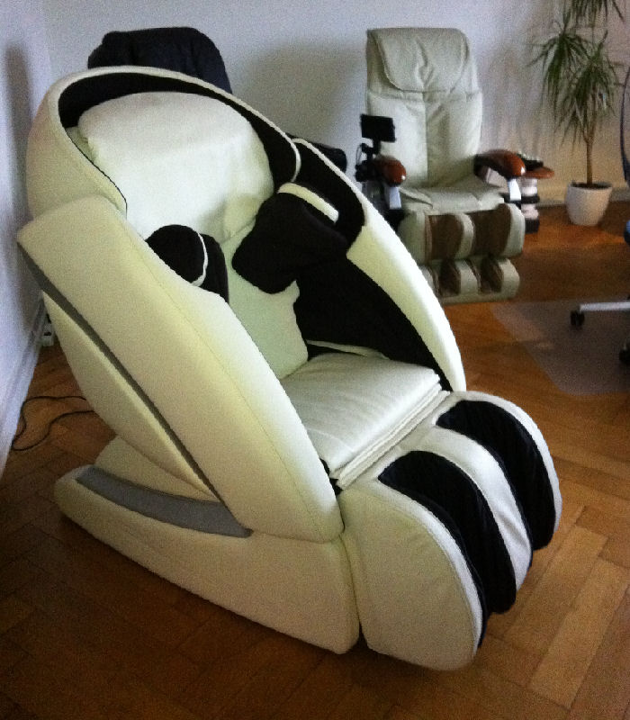 Massagesessel Shiatsu cosmic 3D deluxe mit dreidimensionaler Massage und Schwerelosigkeitsposition
