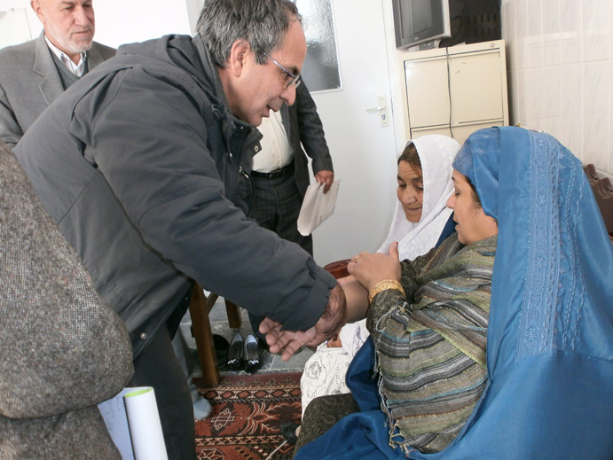 Herr Azim Mosafer bei der Untersuchung einer afghanischen Patientin Herr Azim Mosafer bei der Untersuchung einer afghanischen Patientin