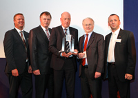 Service-Management-Preis - Dirk Schulz mit Preis-Sponsor und KVD-Vorstand