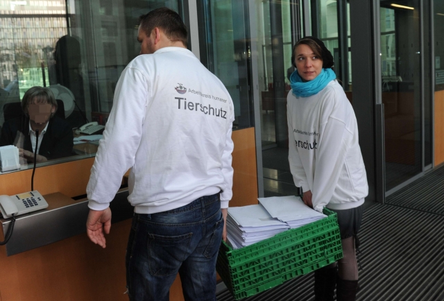 Aktivisten vom Arbeitskreis für humanen Tierschutzüberreichen persönliche Schreiben zum Thema Schäch