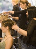 Katja Bartels und Yvonne Zimmermann stecken Brautfrisuren Katja Bartels und Yvonne Zimmermann stecken Brautfrisuren