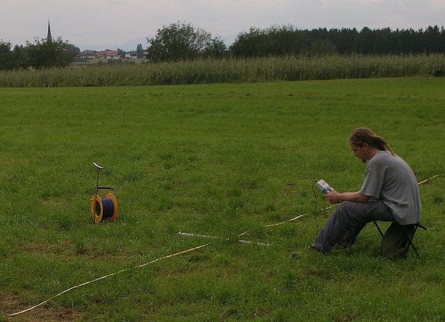 Till Ernstson bei Vermessung der Donnerlöcher mit dem Verfahren der Geoelektrik Till Ernstson bei Vermessung der Donnerlöcher mit dem Verfahren der Geoelektrik