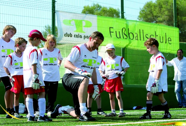Trainer und Fußball-Kids im Club Cala Pada auf Ibiza