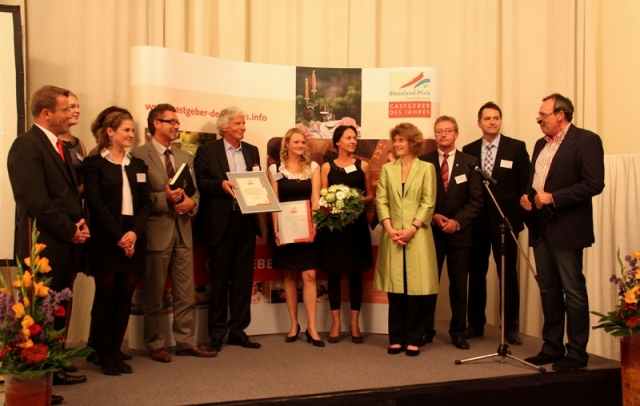 Hotelinhaber Dr. Lothar Becker (vordere Reihe, Vierter von links) nimmt die Ehrung als