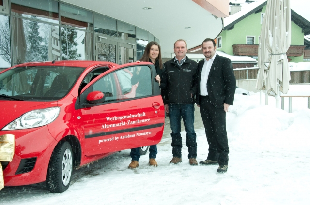 Die Gewinnerin des Autos der WGA Barbara Kastelic, Alfred Neumayer (Autohaus) und Christian Hofmann Die Gewinnerin des Autos der WGA Barbara Kastelic, Alfred Neumayer (Autohaus) und Christian Hofmann