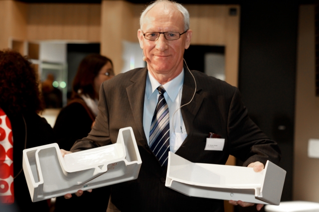 Dr. Werner Fischer, Fertigungs- und Entwicklungschef von Laufen, zeigt die neue Keramik von Laufen ( Dr. Werner Fischer, Fertigungs- und Entwicklungschef von Laufen, zeigt die neue Keramik von Laufen (