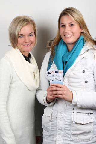 Obfrau des Stadtmarketing Radstadt Marion Sampl mit der Gewinnerin Andrea Listberger