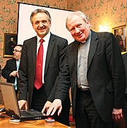 Generalvikar Dietmar Giebelmann (re.) schaltet gemeinsam mit Dr. Peter Kottmann (Wilken Entire AG, l Generalvikar Dietmar Giebelmann (re.) schaltet gemeinsam mit Dr. Peter Kottmann (Wilken Entire AG, l