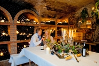 Pärchen im Weinkeller (Reiter's Posthotel Achenkirch)