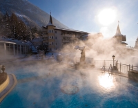 Hotelansicht mit dampfendem Außenpool (Reiter's Posthotel Achenkirch)
