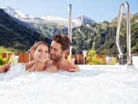 Pärchen im Whirlpool vorm Gletscher (Hotel Klausnerhof) Pärchen im Whirlpool vorm Gletscher (Hotel Klausnerhof)