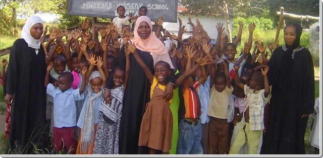 Kinder und Lehrerinnen der Mwazaro Nursery School Kinder und Lehrerinnen der Mwazaro Nursery School