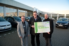 Übergabe der 10.000€ Fördersumme durch Fred Jackisch (rechts), von der Bremer Offensive Übergabe der 10.000€ Fördersumme durch Fred Jackisch (rechts), von der Bremer Offensive