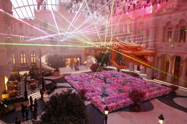 Macau feiert: Drachendeko im MGM Macau mit Glücksgarten aus 800.000 Pfirsichblüten. Macau feiert: Drachendeko im MGM Macau mit Glücksgarten aus 800.000 Pfirsichblüten.