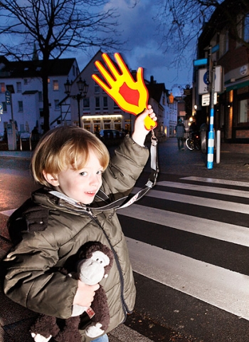 Sinnvolles Spritzgussteil für mehr Sicherheit: Die reflektierende Signalhand von AFK. Sinnvolles Spritzgussteil für mehr Sicherheit: Die reflektierende Signalhand von AFK.