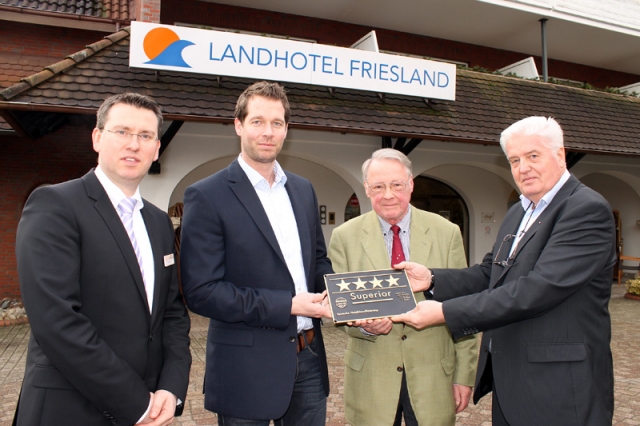 Bekenntnis zu hoher Qualität (von links): Hoteldirektor Marc Stickdorn und Upstalsboom-Geschäftsführ Bekenntnis zu hoher Qualität (von links): Hoteldirektor Marc Stickdorn und Upstalsboom-Geschäftsführ