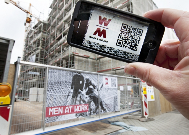Die ersten Banner mit QR-Code von WOLFF&MÜLLER hängen auf der Baustelle des Wohn- und Geschäftshause Die ersten Banner mit QR-Code von WOLFF&MÜLLER hängen auf der Baustelle des Wohn- und Geschäftshause