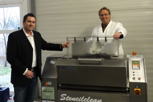 Stencilclean Sia, links: Dipl.-Ing. Jan Kirmse (Produktmanager factronix GmbH), rechts: Ulf Jepsen ( Stencilclean Sia, links: Dipl.-Ing. Jan Kirmse (Produktmanager factronix GmbH), rechts: Ulf Jepsen (