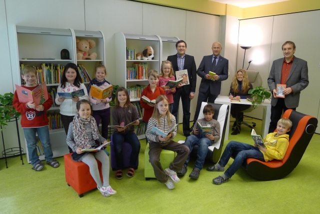 Mit Rektor Werner Rehe (rechts) und Förderlehrerin Ute Chapple (sitzend) freuten sich zahlreiche Sch Mit Rektor Werner Rehe (rechts) und Förderlehrerin Ute Chapple (sitzend) freuten sich zahlreiche Sch
