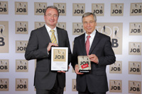 Wolfgang Clement (rechts) übergibt die „Top Job“-Urkunde an Roland Hollstein