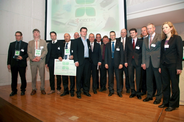 KYOCERA-Umweltpreis: Gruppenbild der Preisträger mit Prof Klaus Töpfer (7. v.l.), ehem. Bundesumwelt