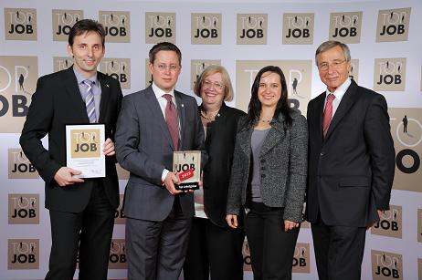 Wolfgang Clement (r.) gratuliert opta data. (Foto: compamedia)