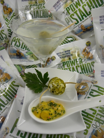 Martinicocktail und Pistazien-Ziegenkäseschnitte mit Mangobutter Martinicocktail und Pistazien-Ziegenkäseschnitte mit Mangobutter