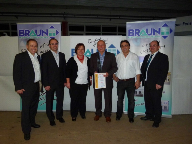 Den Lieferanten-Award nahmen stellvertretend für SIP Brigitte Neumeister (3. vl)&Fredy Neumeister (G Den Lieferanten-Award nahmen stellvertretend für SIP Brigitte Neumeister (3. vl)&Fredy Neumeister (G