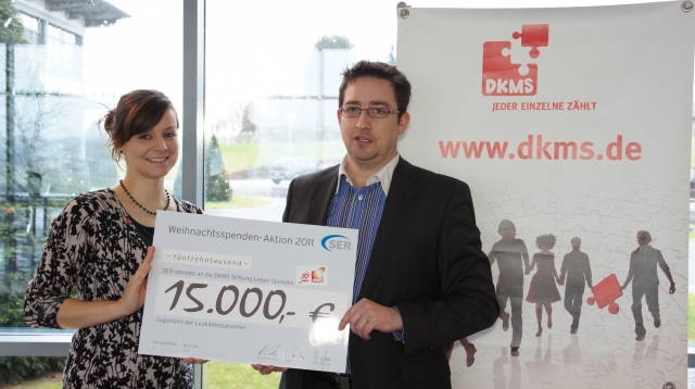 Nadine Otta, verantwortlich für das Fundraising der DKMS, nimmt den Spendenschecküber 15.000 Euro vo