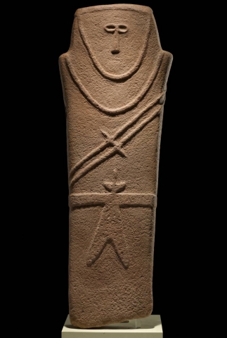 Grabstele mit menschlichem Antlitz aus dem 4. Jahrtausend v.u.Z.