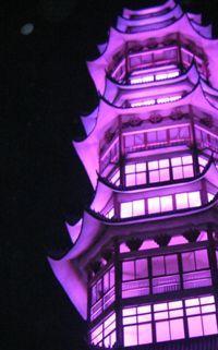 Der City Tower in Zigong, China, strahl in neuem Licht Der City Tower in Zigong, China, strahl in neuem Licht