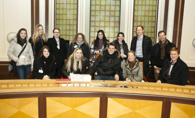 Studenten bei Richter Alexander Hold Studenten bei Richter Alexander Hold