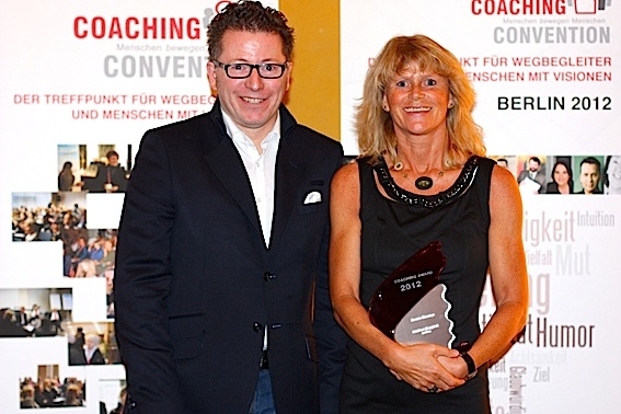Preisträgerin Gudrun Happich mit Alexander Maria Faßbender, dem Initiator der Coaching Convention. ( Preisträgerin Gudrun Happich mit Alexander Maria Faßbender, dem Initiator der Coaching Convention. (