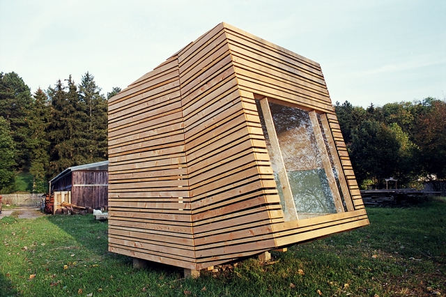 Die Grenze zwischen Privatshpäre und Umgebung ist nicht mehr als eine Fassade Die Grenze zwischen Privatshpäre und Umgebung ist nicht mehr als eine Fassade