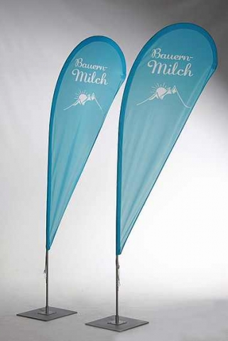 Dank ihrer Tropfenform sind die Beachflags von Swiss Display bei jedem Wetter gleichgmäßig gespannt Dank ihrer Tropfenform sind die Beachflags von Swiss Display bei jedem Wetter gleichgmäßig gespannt
