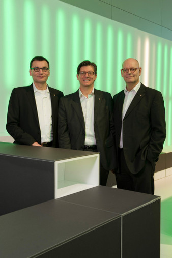 Eternit Vorstand J. Deburchgrave (Mitte), Vertriebsdirektoren H. Schulz (links) und J. Danneberg Eternit Vorstand J. Deburchgrave (Mitte), Vertriebsdirektoren H. Schulz (links) und J. Danneberg