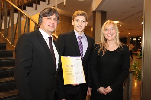 Kevin Großer mit Mario und Uta Felsch, Geschäftsführung der lento GmbH&Co.KG Kevin Großer mit Mario und Uta Felsch, Geschäftsführung der lento GmbH&Co.KG