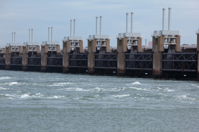 Das niederländische Sturmflutwehr Oosterschelde besteht aus 62 Toren mit Gewichten zwischen 250 und 