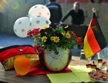 Für die Fußball-EM: ein schwarz-rot-goldener Pflanzentopf